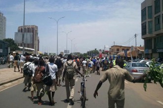 Togo : Les élèves perturbent la circulation à  plusieurs points de Lomé
